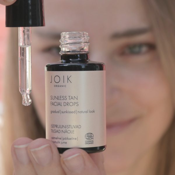 JOIK Sunless Tan Facial Drops gemengd met gezichtscrème voor een natuurlijke teint