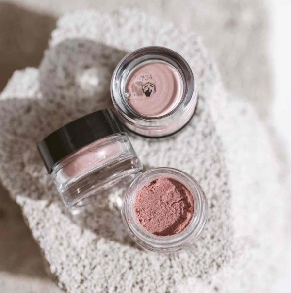 Make-up flatlay met Uoga Uoga vegan oogschaduw Cute 704