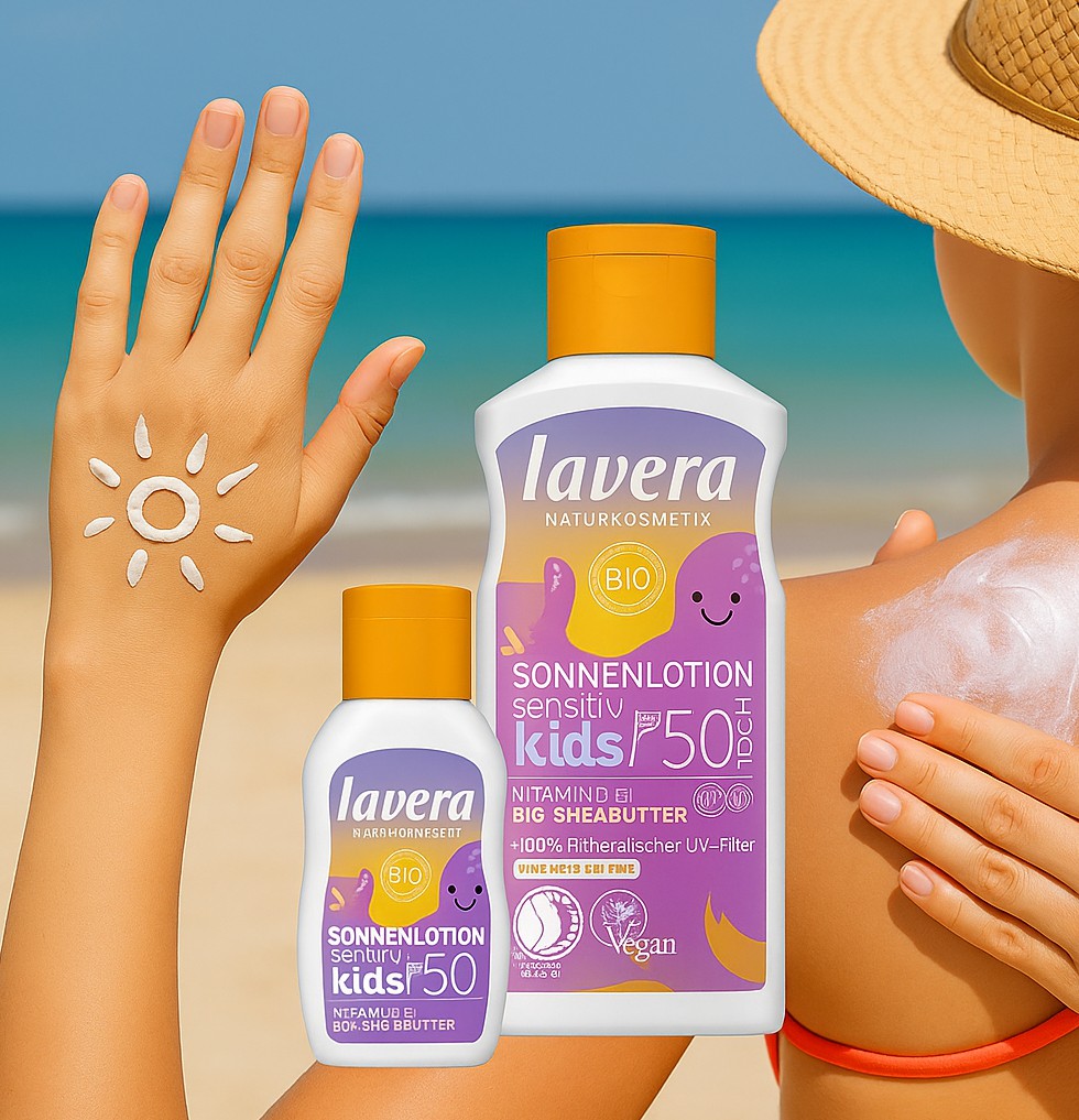 Kind wordt ingesmeerd met natuurlijke zonnecrème op het strand